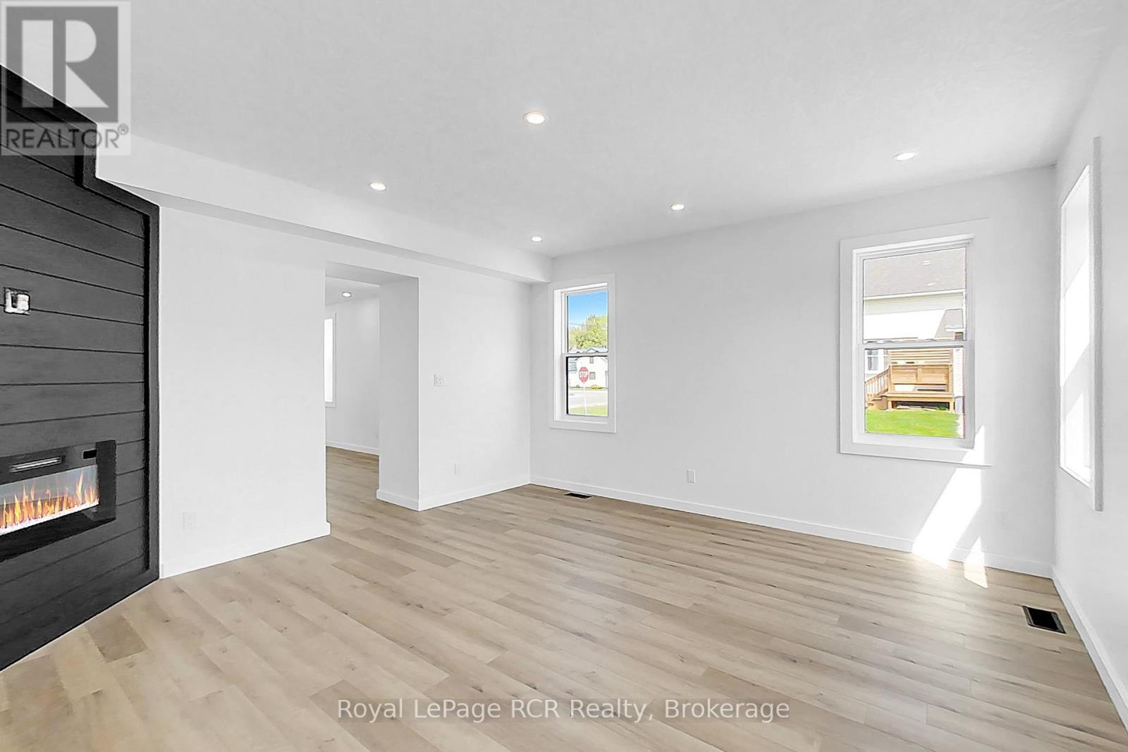












563 7TH AVENUE

,
Hanover,




Ontario
N4N2J8

