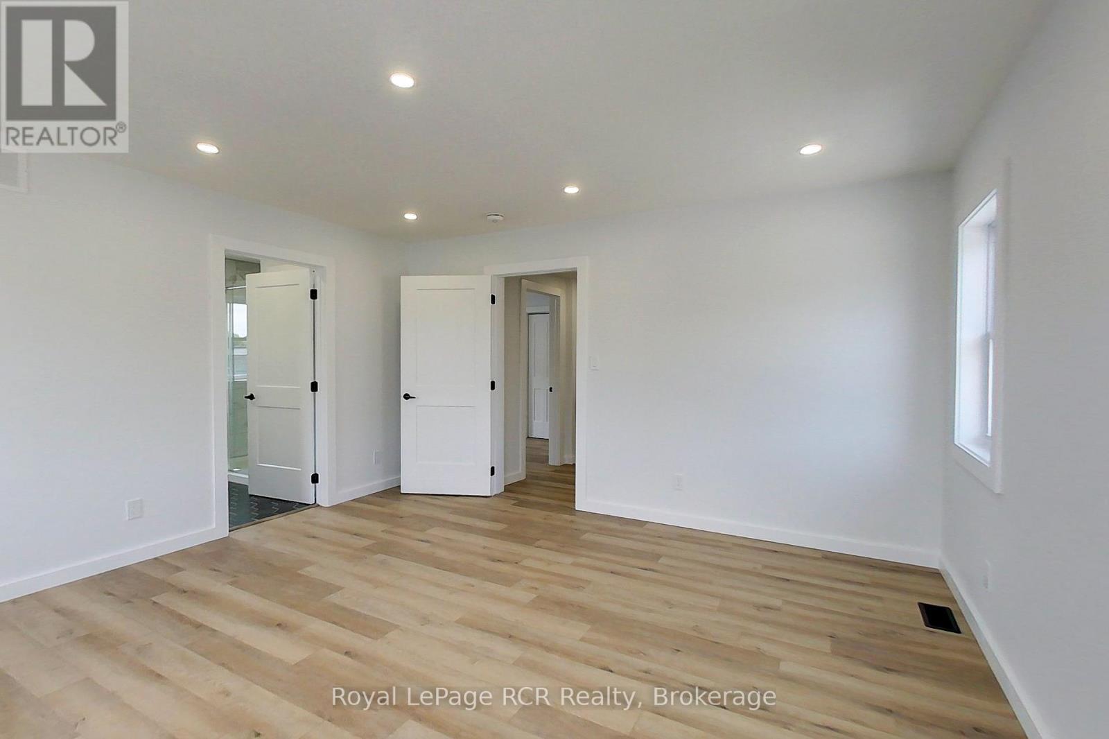 












563 7TH AVENUE

,
Hanover,




Ontario
N4N2J8

