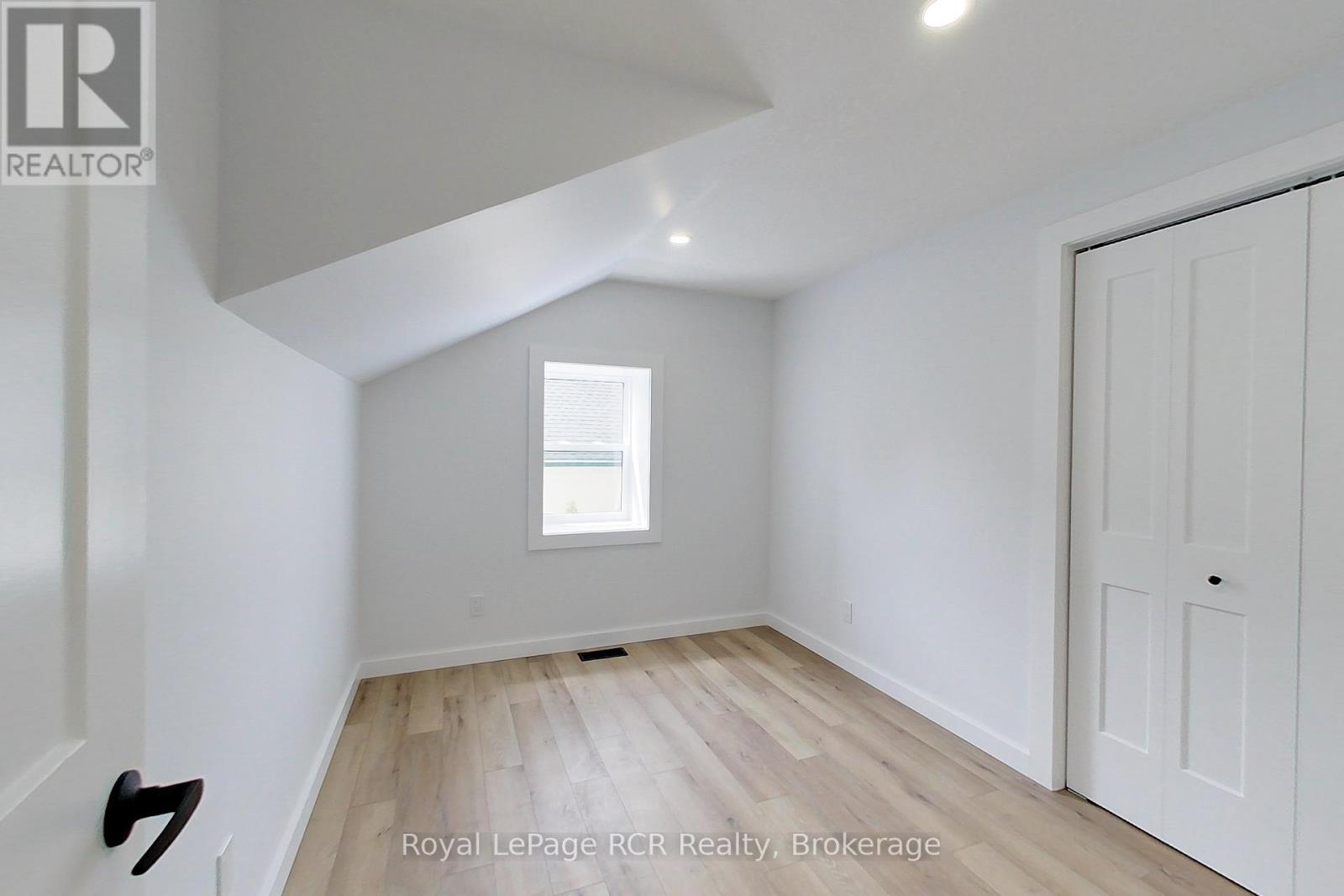 












563 7TH AVENUE

,
Hanover,




Ontario
N4N2J8

