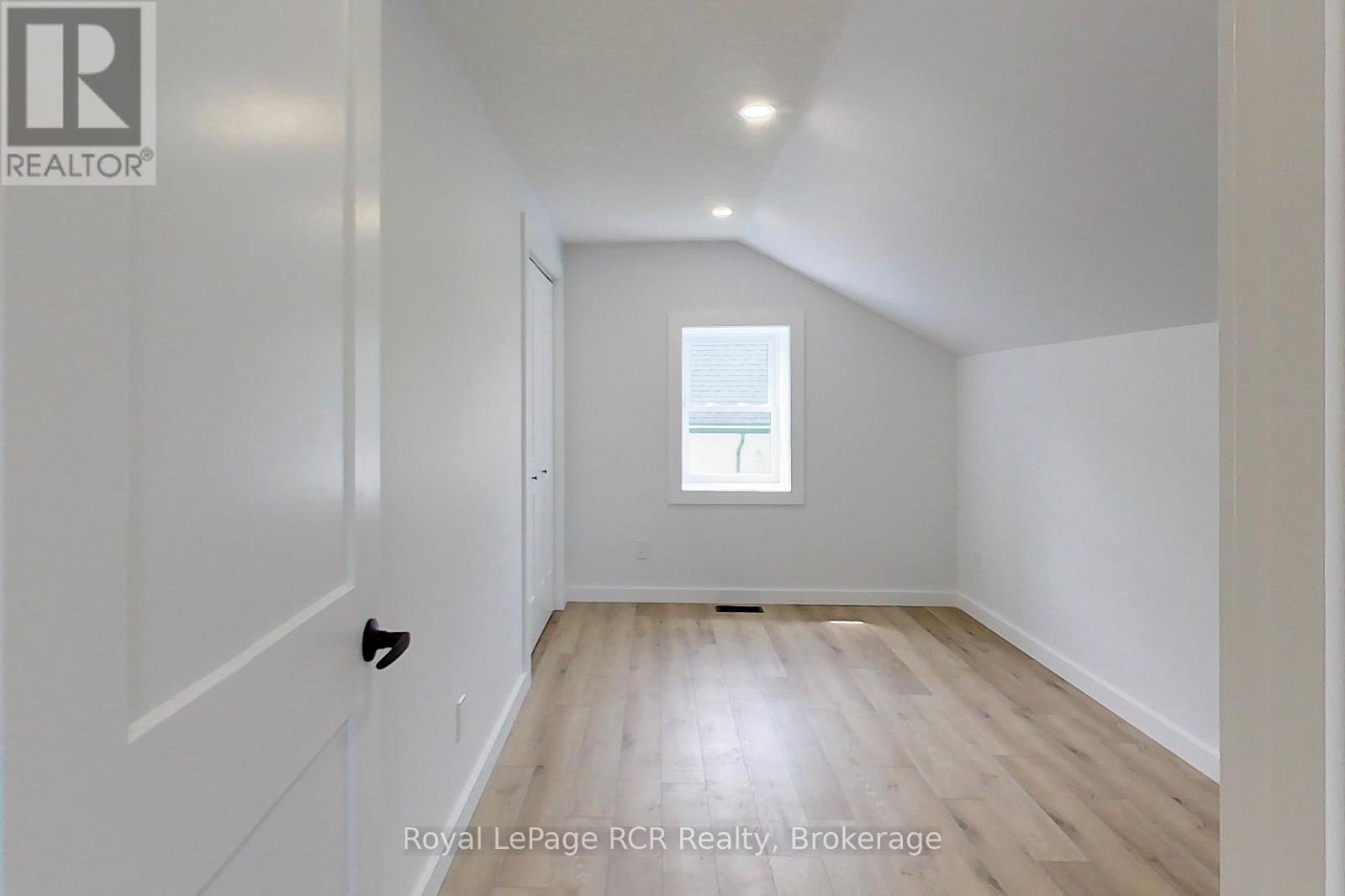 












563 7TH AVENUE

,
Hanover,




Ontario
N4N2J8

