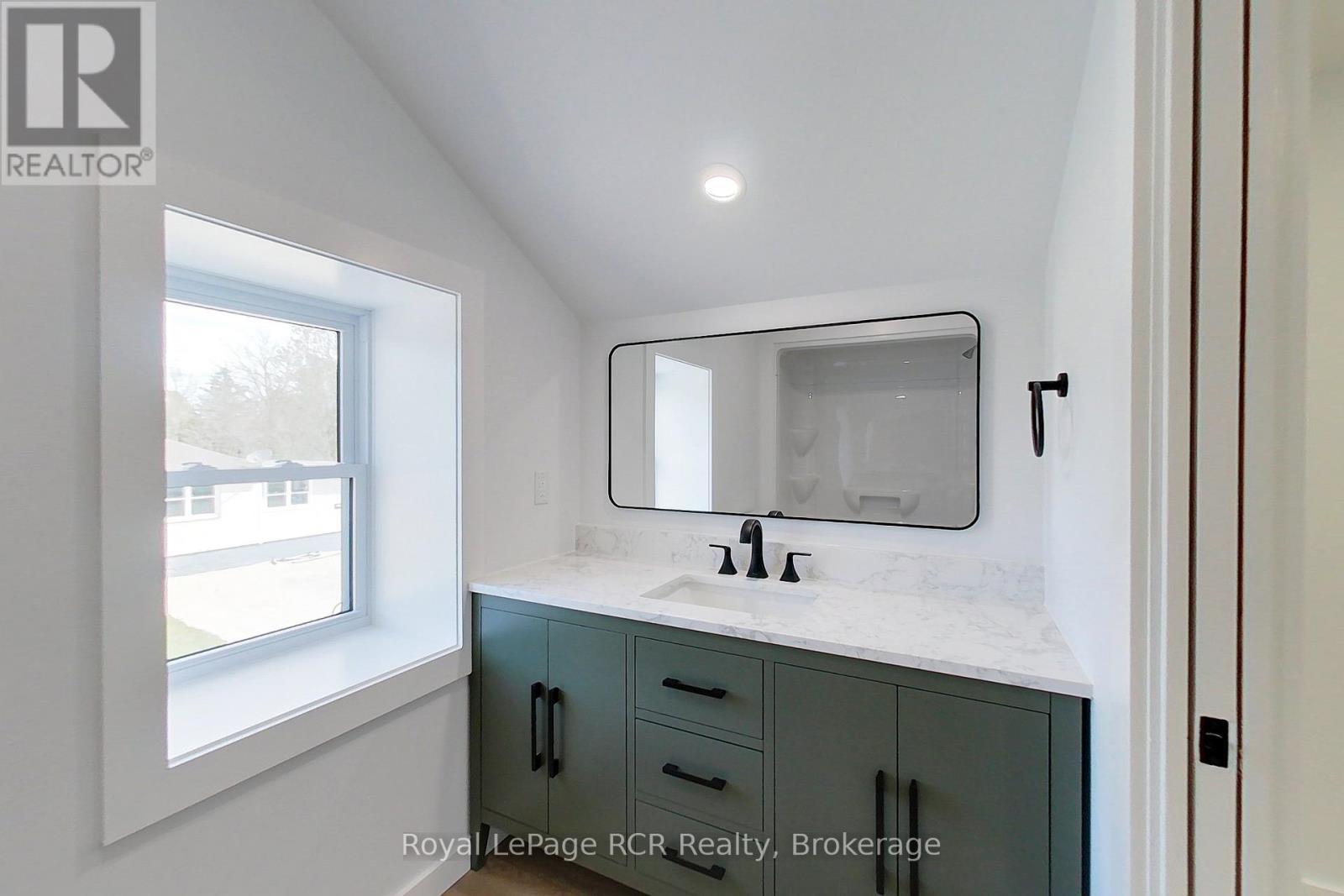 












563 7TH AVENUE

,
Hanover,




Ontario
N4N2J8

