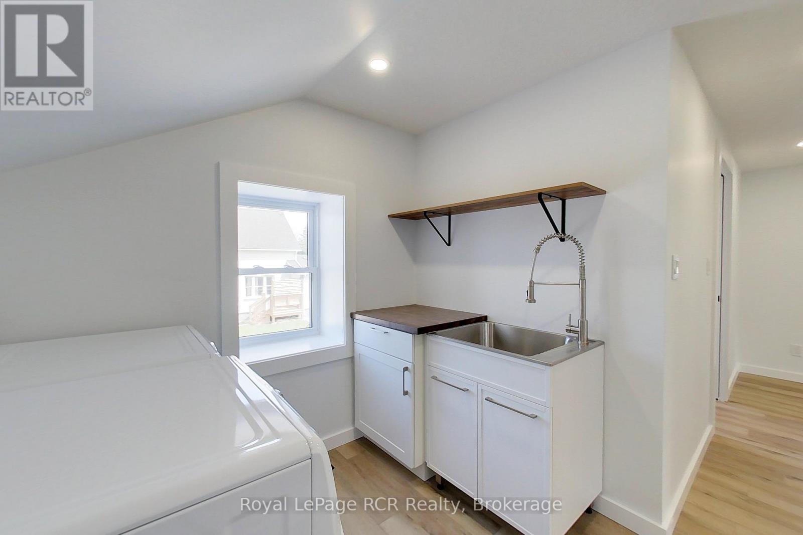 












563 7TH AVENUE

,
Hanover,




Ontario
N4N2J8

