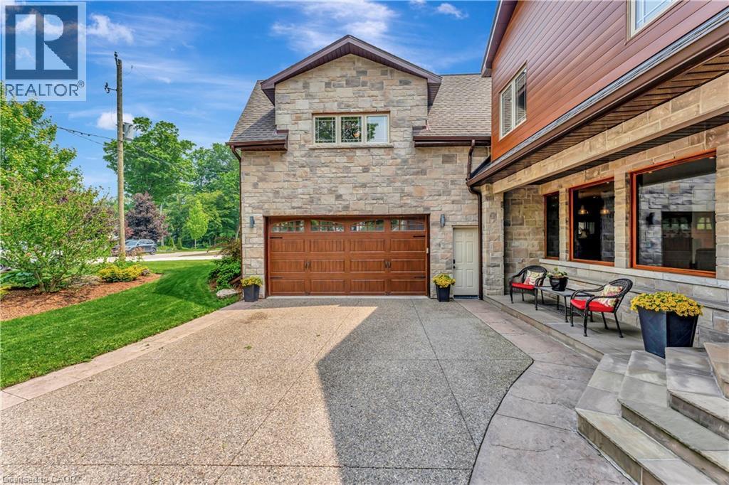 












11 MAPLE HILL Drive

,
Kitchener,




Ontario
N2M2R7

