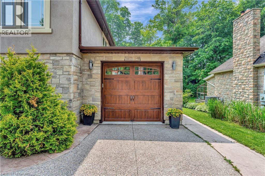












11 MAPLE HILL Drive

,
Kitchener,




Ontario
N2M2R7

