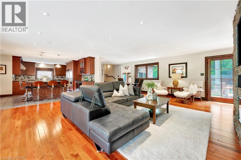 












11 MAPLE HILL Drive

,
Kitchener,




Ontario
N2M2R7

