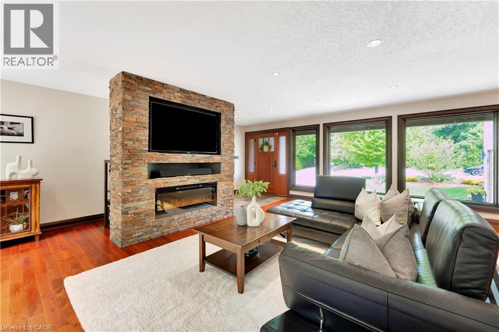 












11 MAPLE HILL Drive

,
Kitchener,




Ontario
N2M2R7

