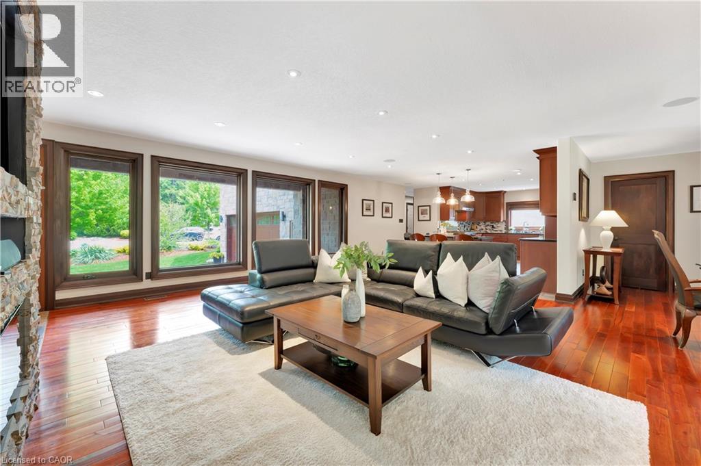 












11 MAPLE HILL Drive

,
Kitchener,




Ontario
N2M2R7


