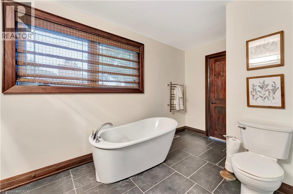 












11 MAPLE HILL Drive

,
Kitchener,




Ontario
N2M2R7

