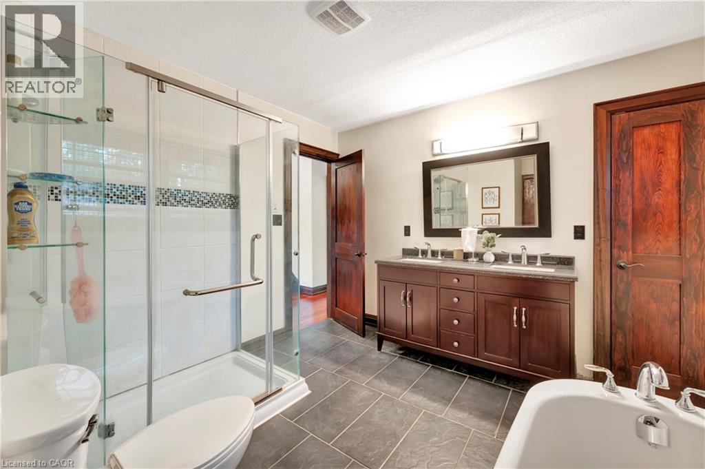












11 MAPLE HILL Drive

,
Kitchener,




Ontario
N2M2R7

