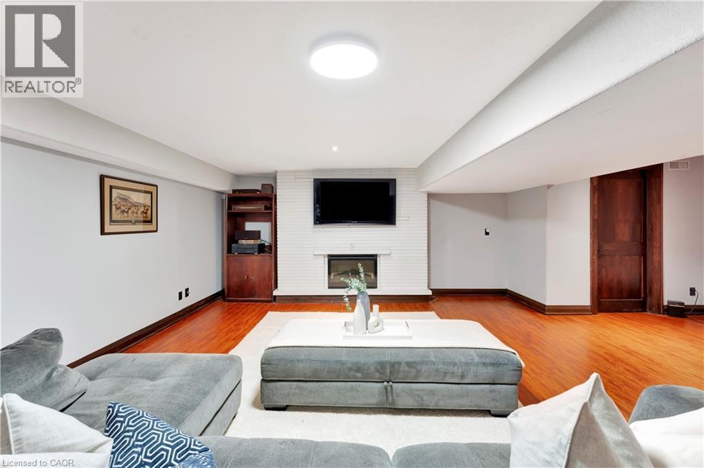 












11 MAPLE HILL Drive

,
Kitchener,




Ontario
N2M2R7

