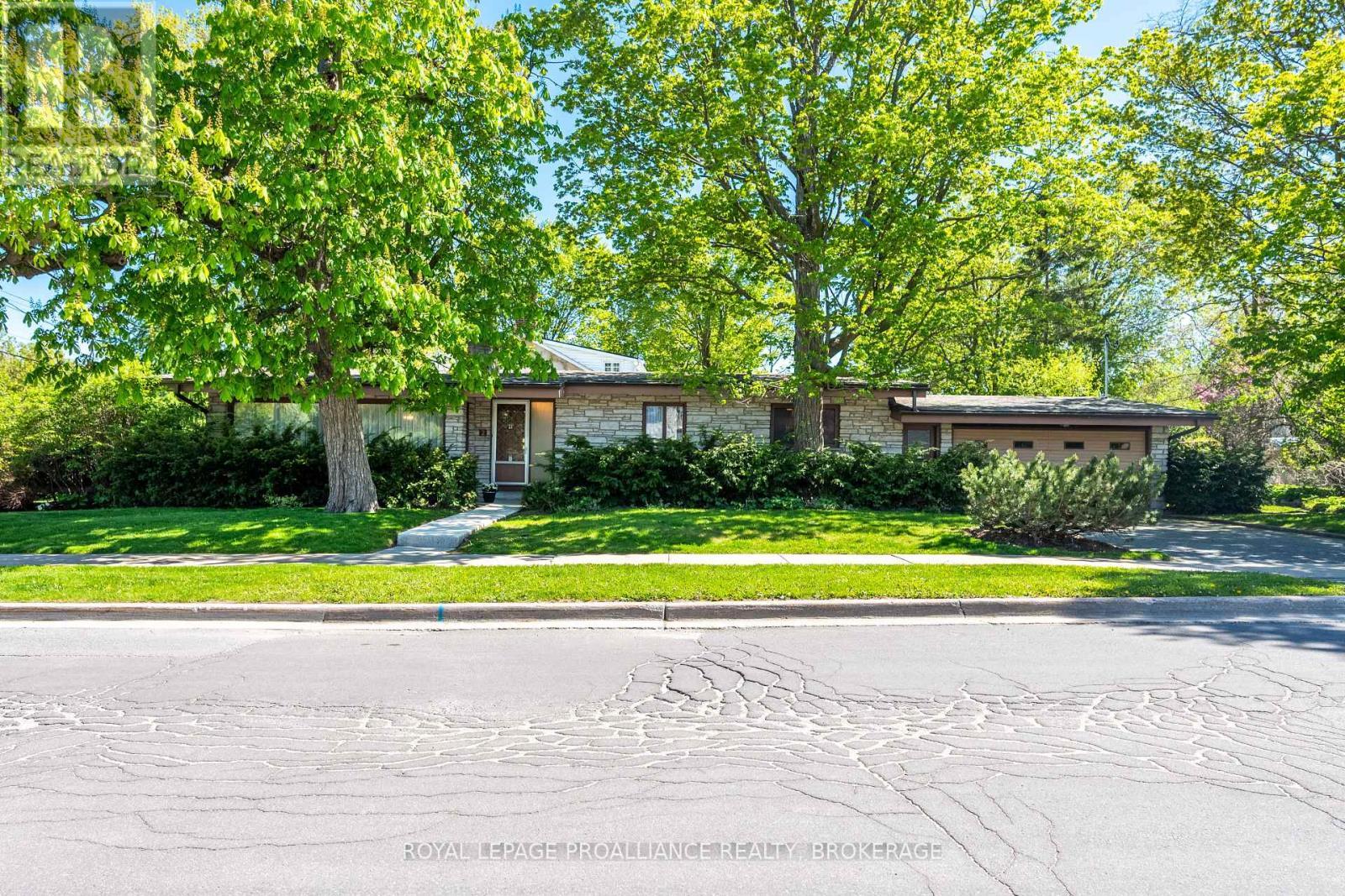 












2 CHURCHILL STREET

,
Kingston (Central City West),




Ontario
K7M2K5

