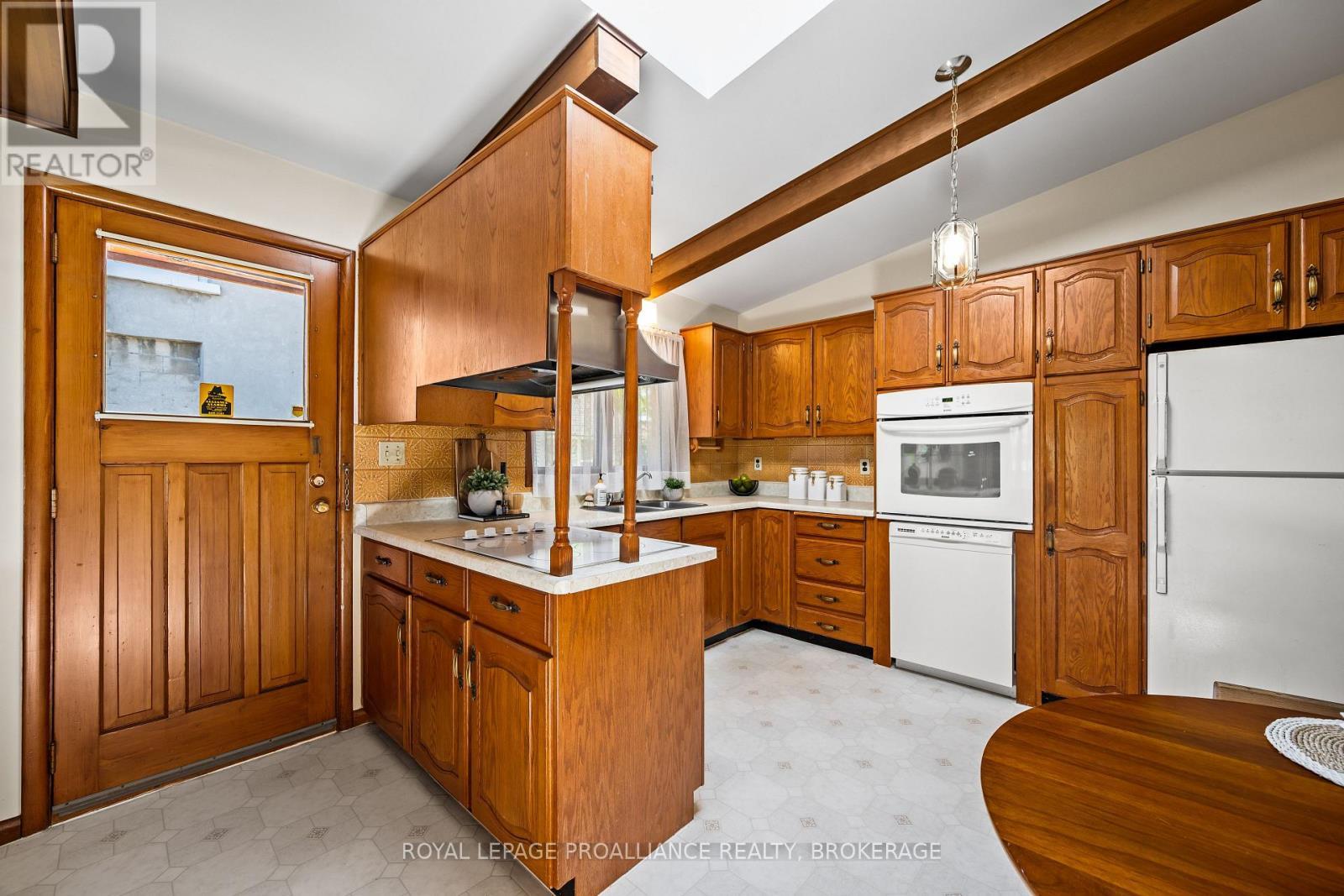 












2 CHURCHILL STREET

,
Kingston (Central City West),




Ontario
K7M2K5

