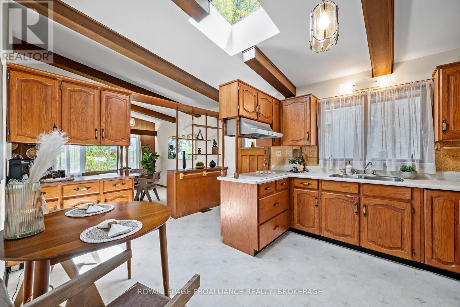 












2 CHURCHILL STREET

,
Kingston (Central City West),




Ontario
K7M2K5

