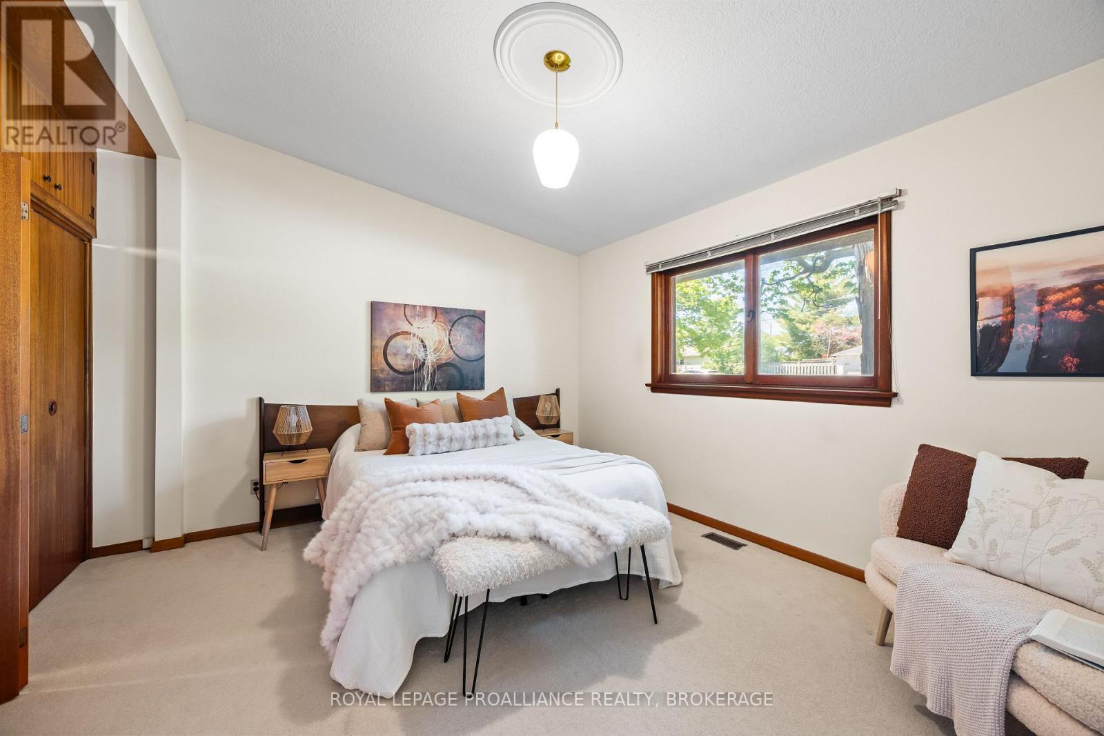












2 CHURCHILL STREET

,
Kingston (Central City West),




Ontario
K7M2K5

