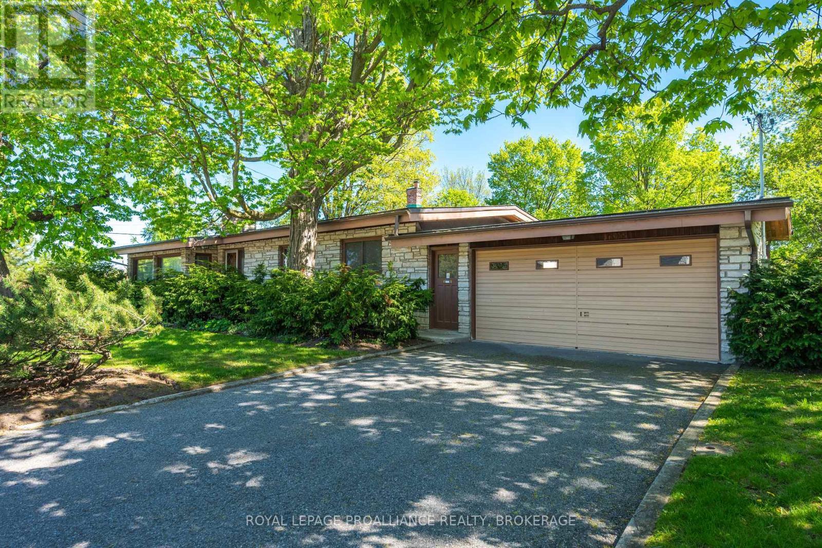 












2 CHURCHILL STREET

,
Kingston (Central City West),




Ontario
K7M2K5

