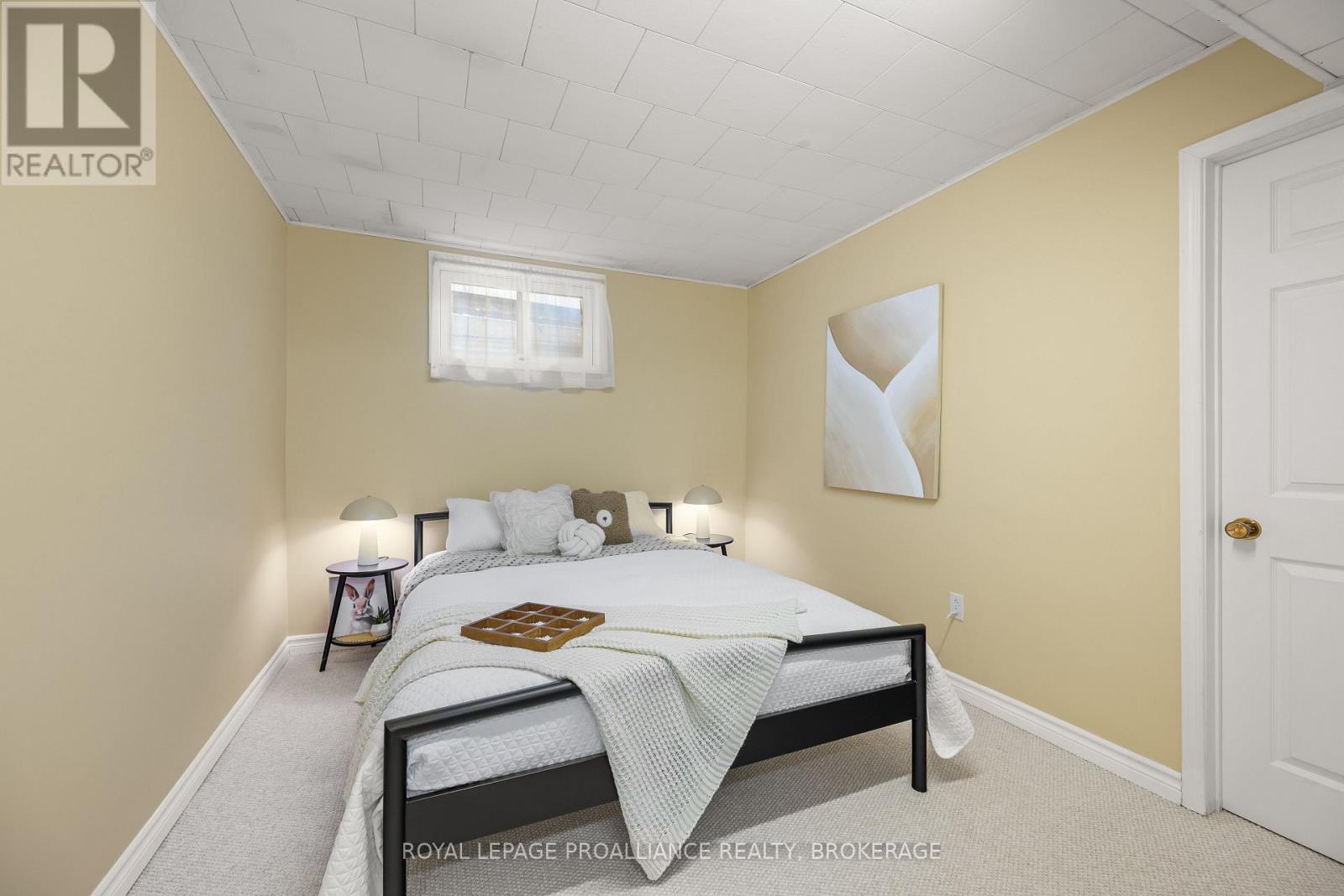 












2 CHURCHILL STREET

,
Kingston (Central City West),




Ontario
K7M2K5

