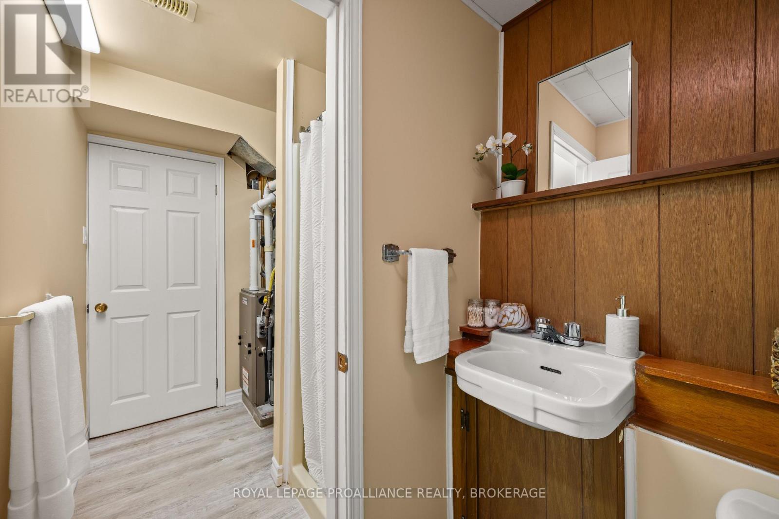 












2 CHURCHILL STREET

,
Kingston (Central City West),




Ontario
K7M2K5

