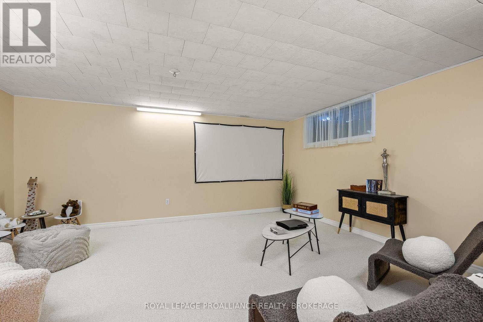












2 CHURCHILL STREET

,
Kingston (Central City West),




Ontario
K7M2K5

