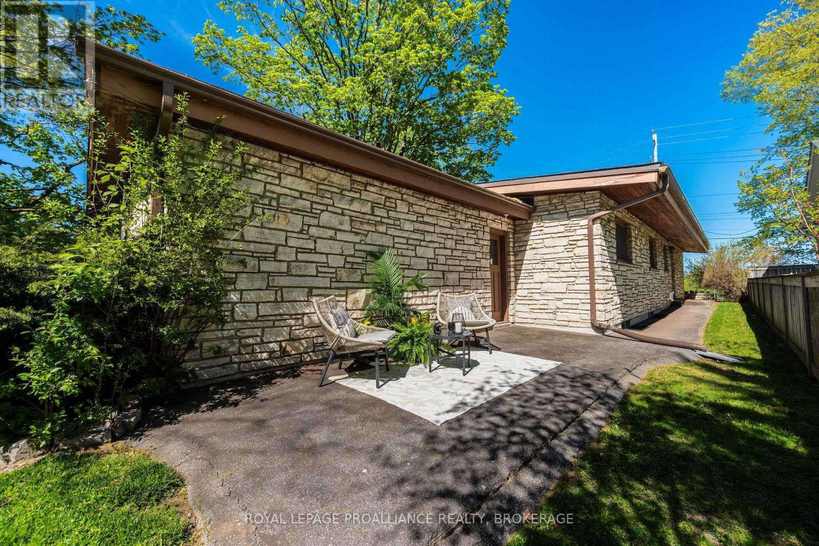 












2 CHURCHILL STREET

,
Kingston (Central City West),




Ontario
K7M2K5

