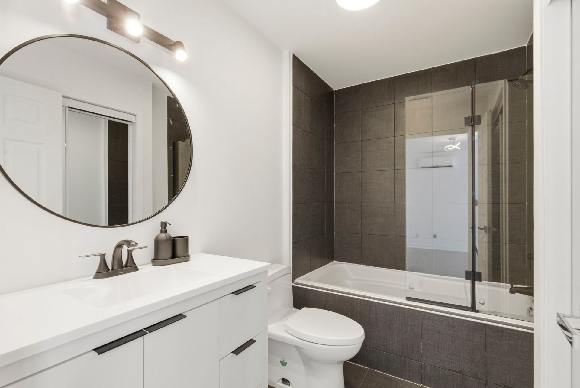 









340


Rue Ste-Madeleine

, 6,
Montréal (Le Sud-Ouest),




QC
H3K0A5

