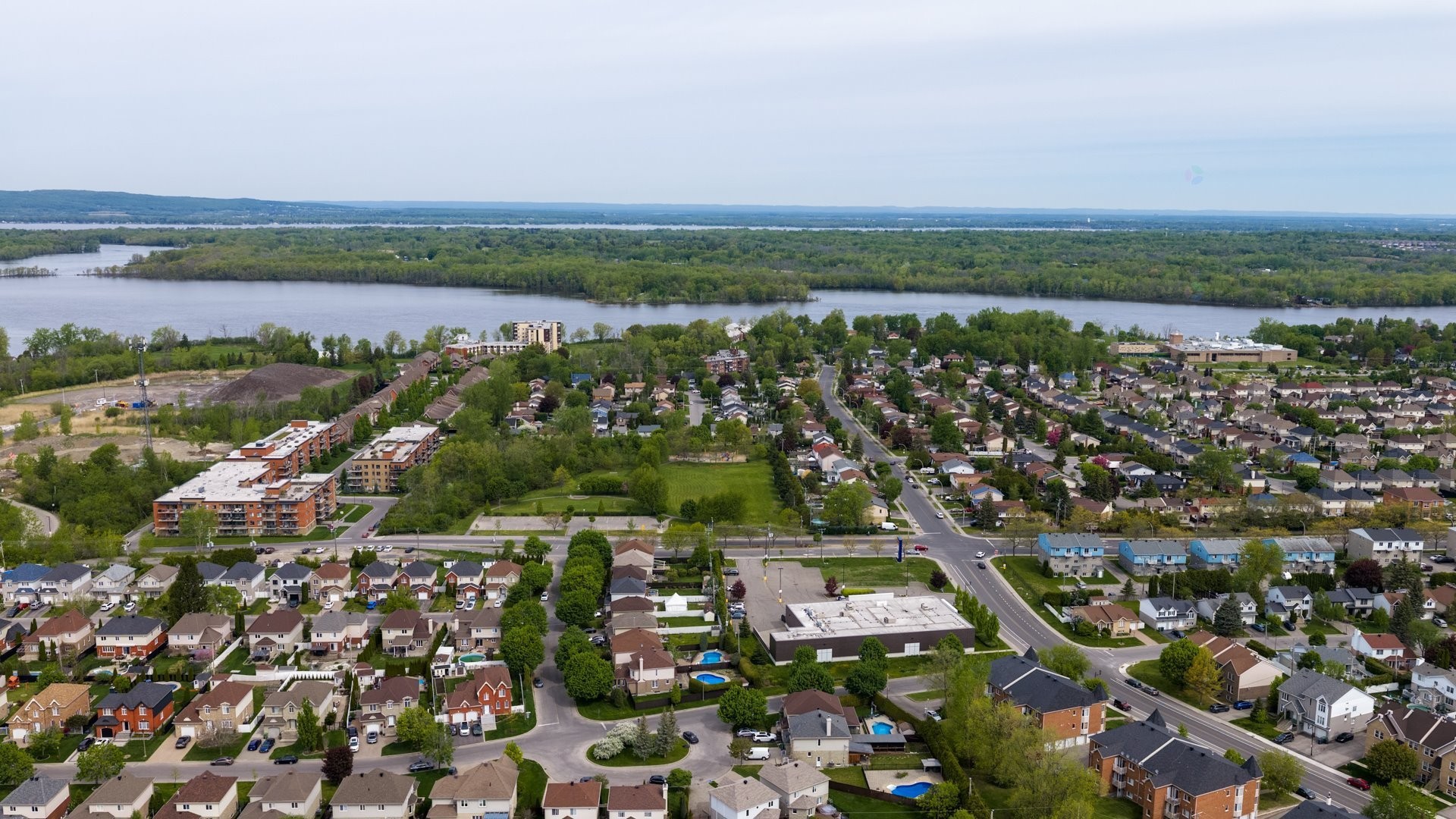 









4461


Rue Cécile

,
Montréal (Pierrefonds-Roxboro),




QC
H9K1N1

