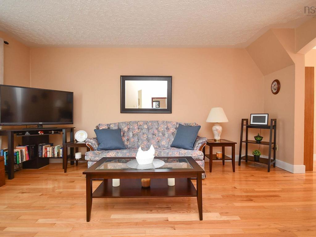 












47 Smokey Drive

,
Lower Sackville,




NS
B4C 3B5

