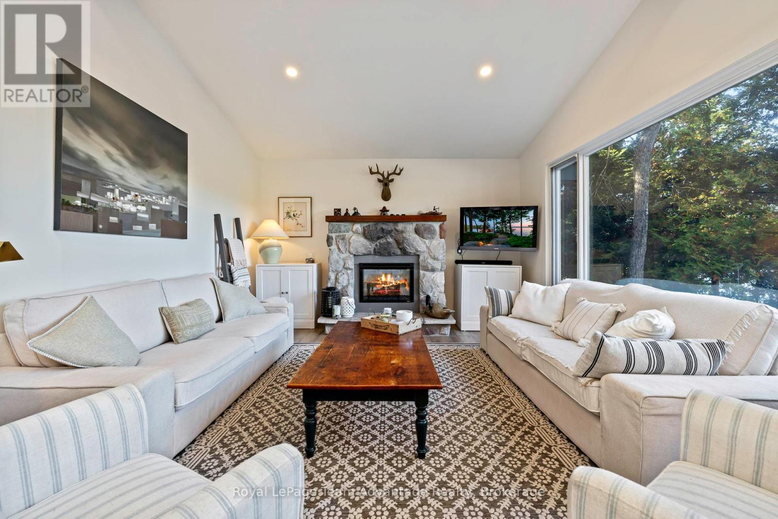 












8 FIREFLY WAY

,
Seguin,




Ontario
P2A0B2

