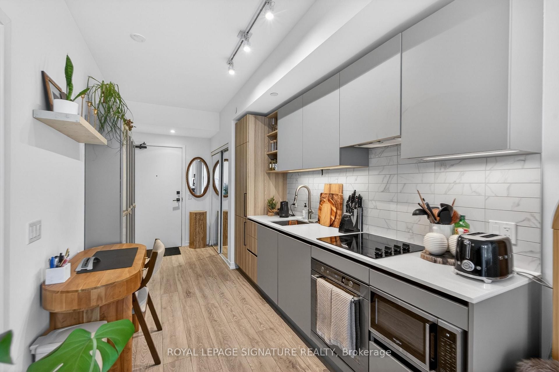 









55


Mercer

Street, 3310,
Toronto,




ON
M5V 0W4

