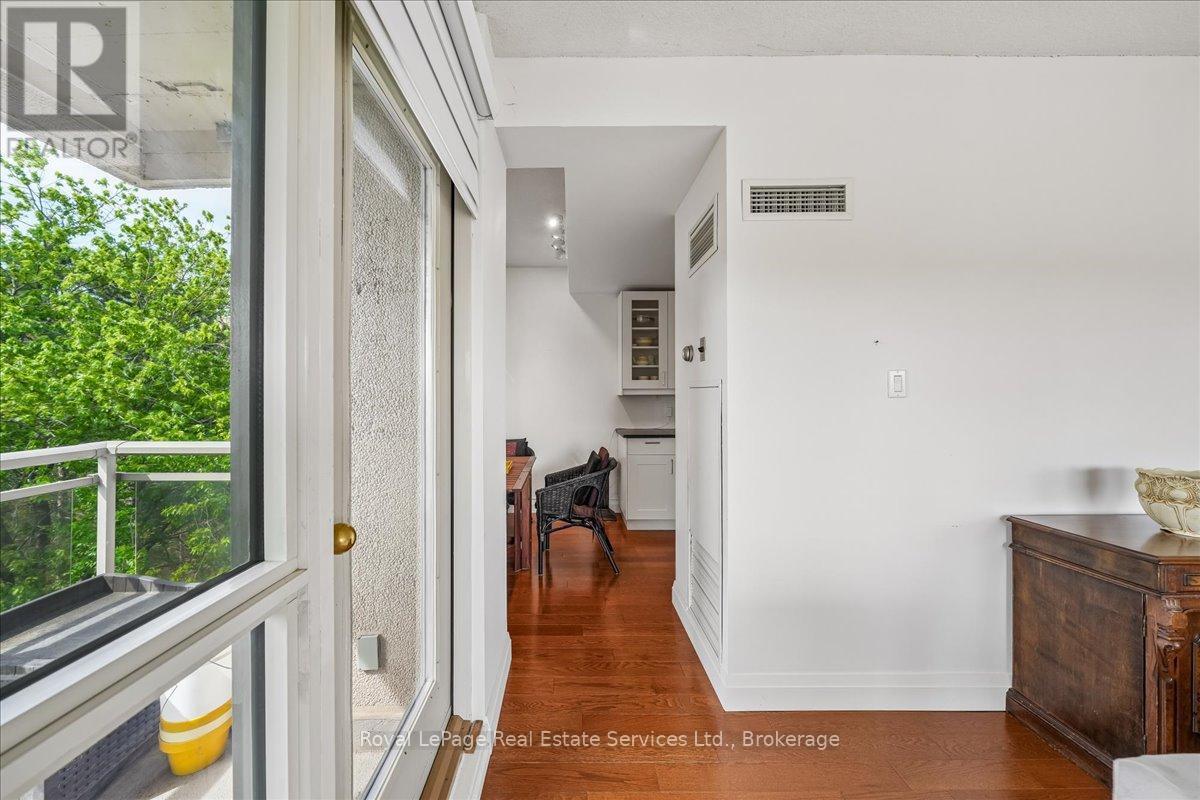 












405 - 2511 LAKESHORE ROAD W

,
Oakville (BR Bronte),




Ontario
L6L6L9

