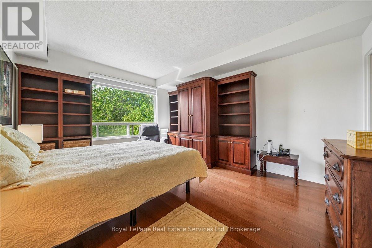 












405 - 2511 LAKESHORE ROAD W

,
Oakville (BR Bronte),




Ontario
L6L6L9

