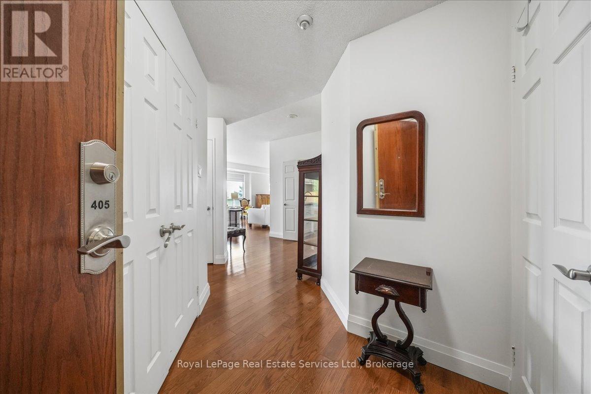 












405 - 2511 LAKESHORE ROAD W

,
Oakville (BR Bronte),




Ontario
L6L6L9

