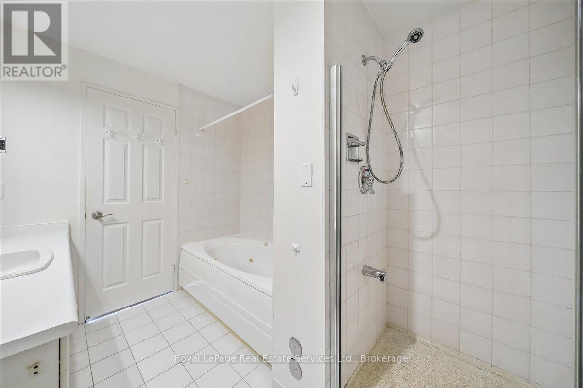 












405 - 2511 LAKESHORE ROAD W

,
Oakville (BR Bronte),




Ontario
L6L6L9

