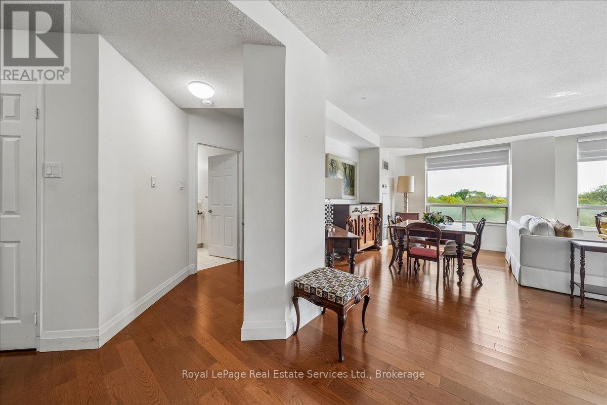 












405 - 2511 LAKESHORE ROAD W

,
Oakville (BR Bronte),




Ontario
L6L6L9

