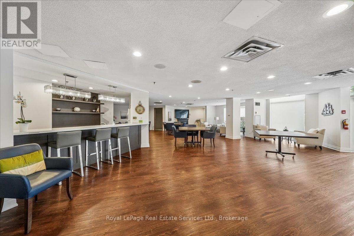 












405 - 2511 LAKESHORE ROAD W

,
Oakville (BR Bronte),




Ontario
L6L6L9

