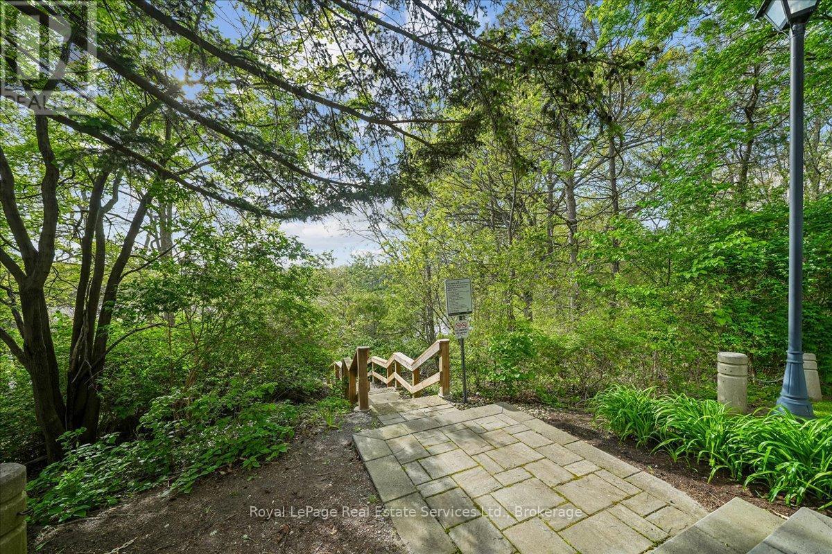 












405 - 2511 LAKESHORE ROAD W

,
Oakville (BR Bronte),




Ontario
L6L6L9

