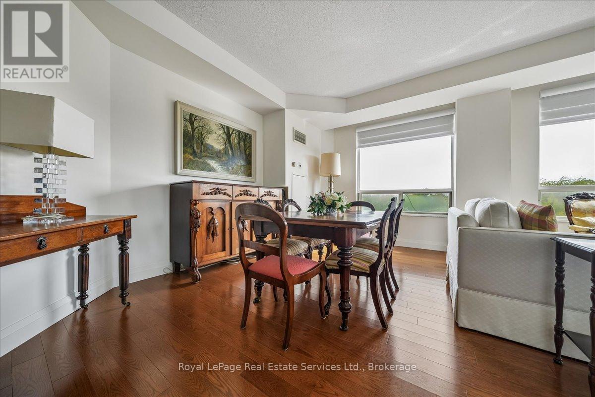 












405 - 2511 LAKESHORE ROAD W

,
Oakville (BR Bronte),




Ontario
L6L6L9

