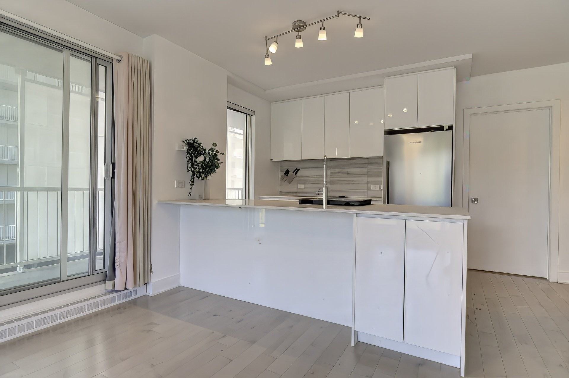 









2320


Rue Tupper

, 602,
Montréal (Ville-Marie),




QC
H3H0B8

