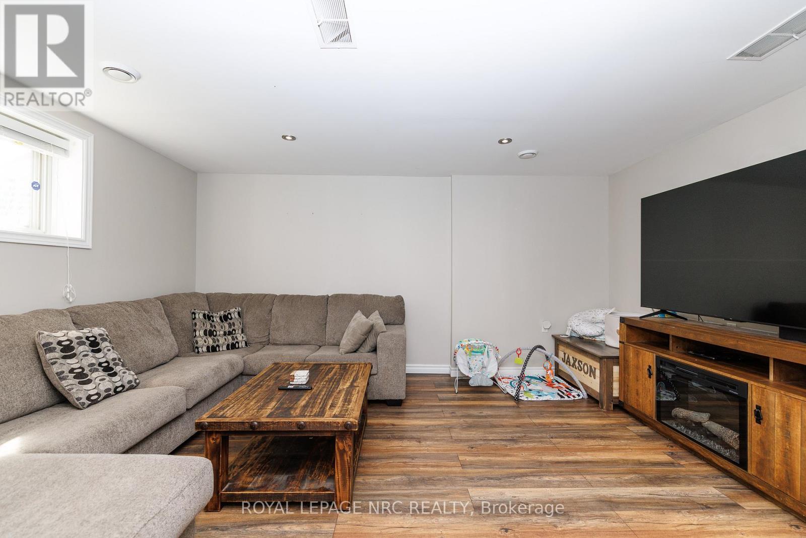 












12 WILFRID LAURIER CRESCENT

,
St. Catharines (Secord Woods),




Ontario
L2P0A4

