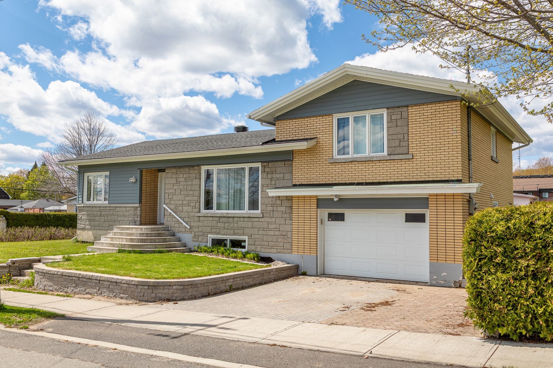 









2413


Av. Carier

,
Shawinigan,




QC
G9N6G2

