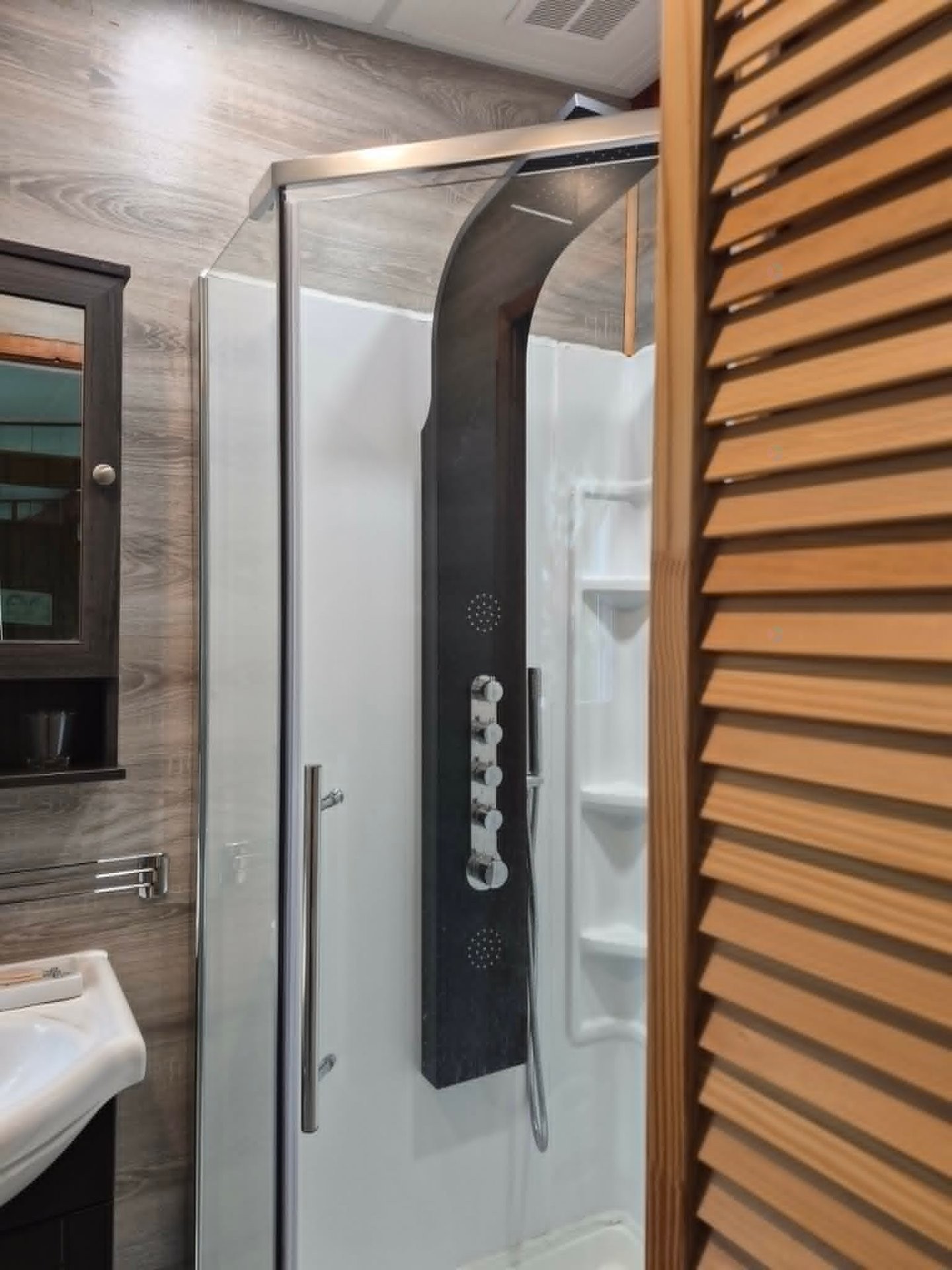 









245


Rue du Lac-d'Argent

,
Saint-Ferréol-les-Neiges,




QC
G0A3R0

