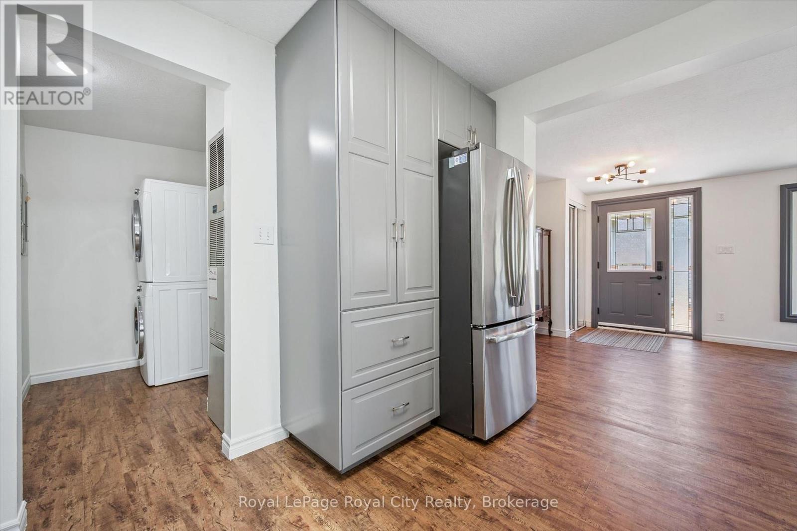 












9 BUSH LANE

,
Puslinch,




Ontario
N0B2J0

