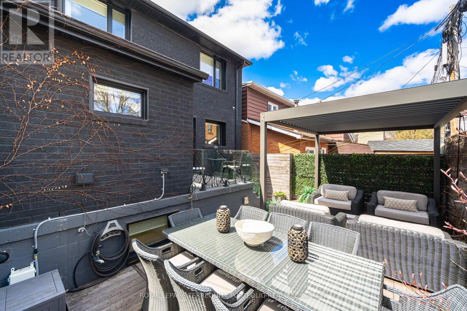 












99 CLAREMONT STREET

,
Toronto,




Ontario
M6J2M7

