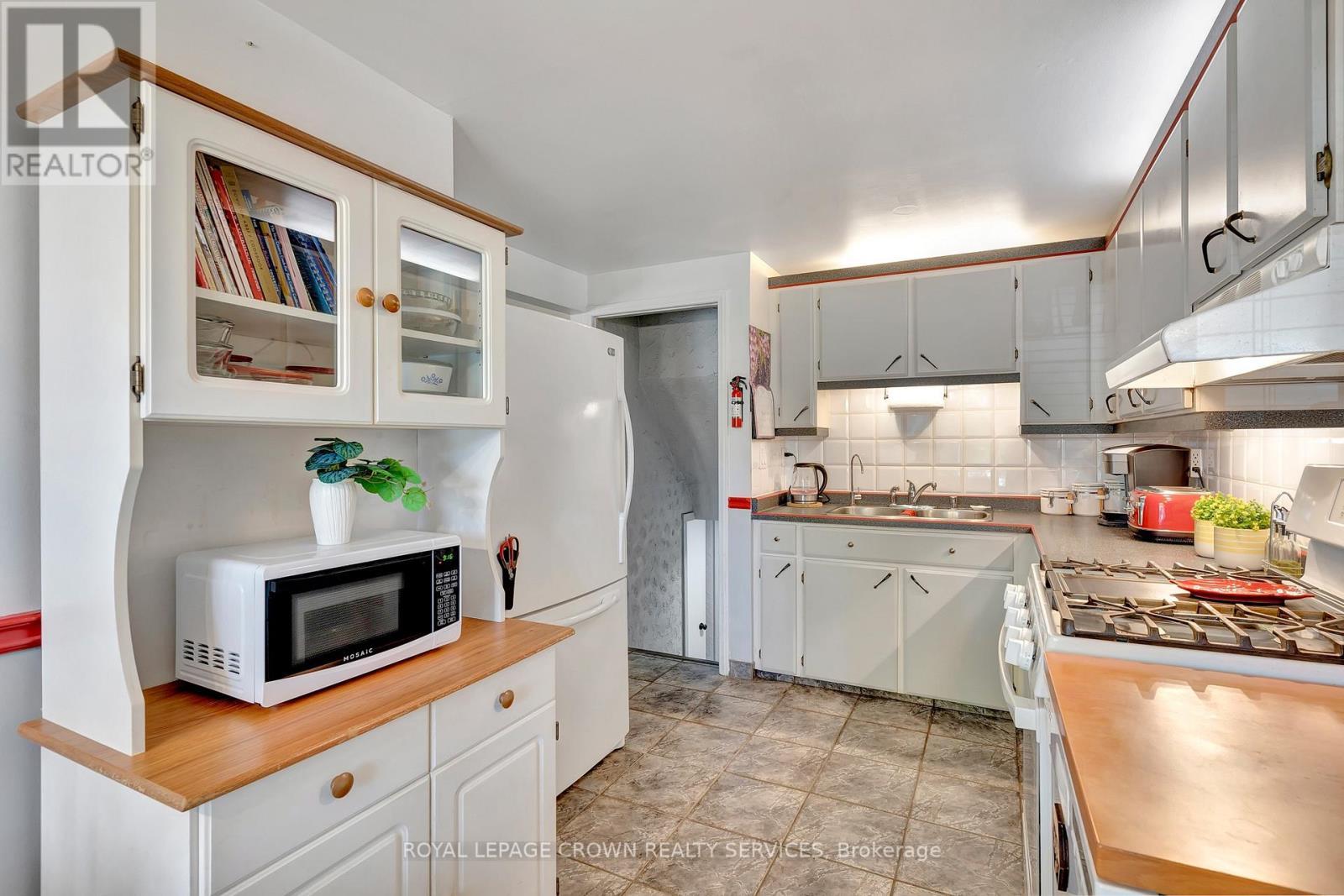 












98 BELWOOD CRESCENT

,
Kitchener,




Ontario
N2C1Z3

