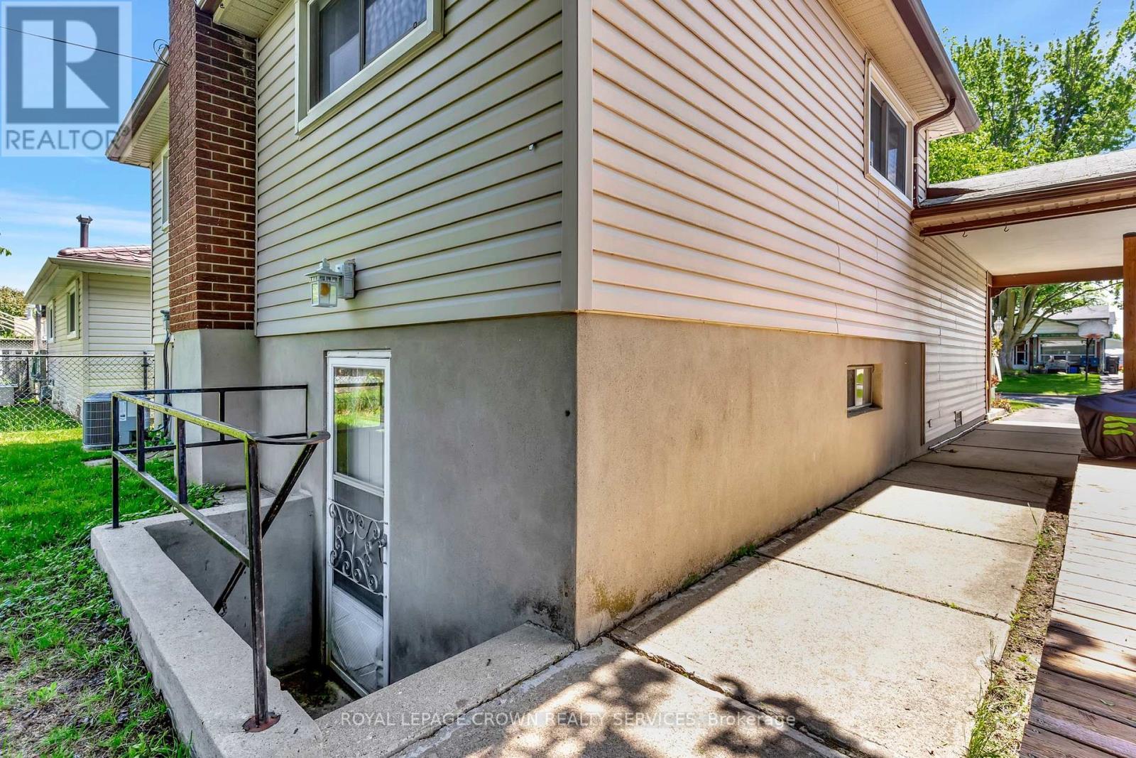 












98 BELWOOD CRESCENT

,
Kitchener,




Ontario
N2C1Z3

