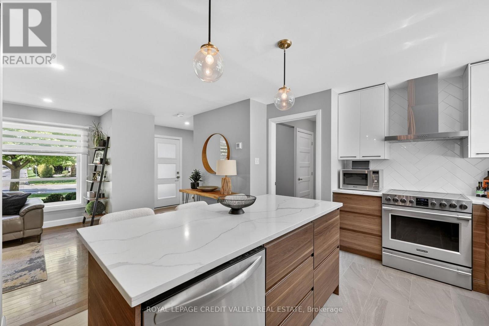 












185 BARTLEY BULL PARKWAY

,
Brampton,




Ontario
L6W2K1

