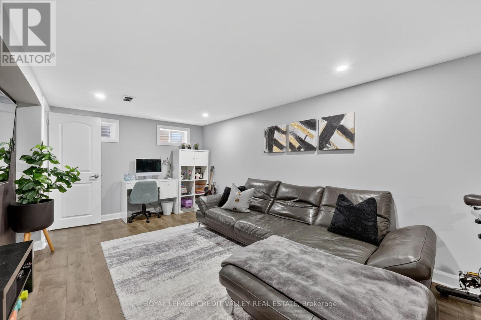 












185 BARTLEY BULL PARKWAY

,
Brampton,




Ontario
L6W2K1

