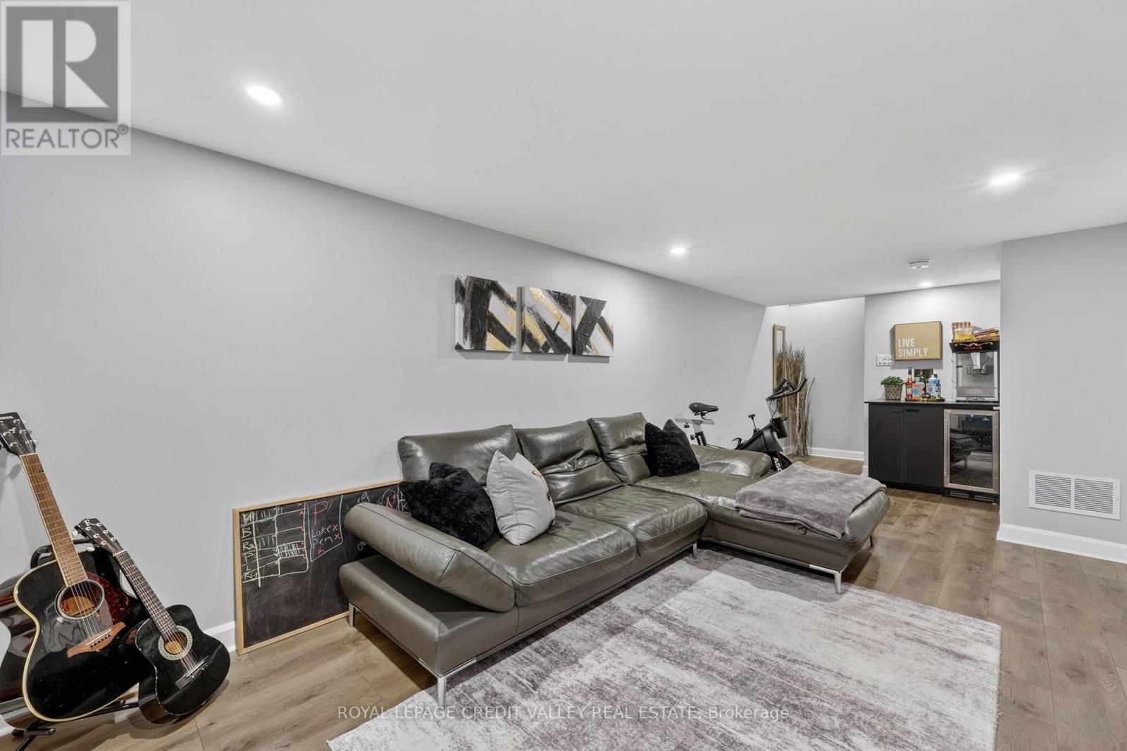 












185 BARTLEY BULL PARKWAY

,
Brampton,




Ontario
L6W2K1

