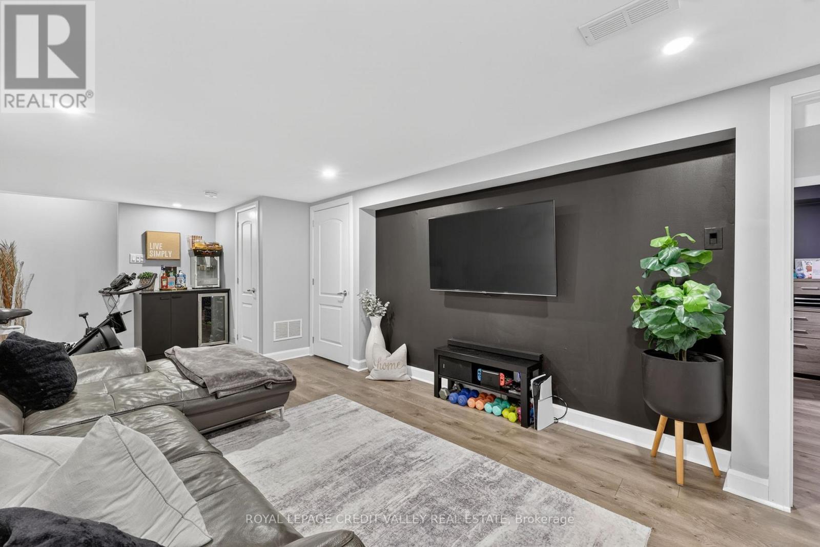 












185 BARTLEY BULL PARKWAY

,
Brampton,




Ontario
L6W2K1

