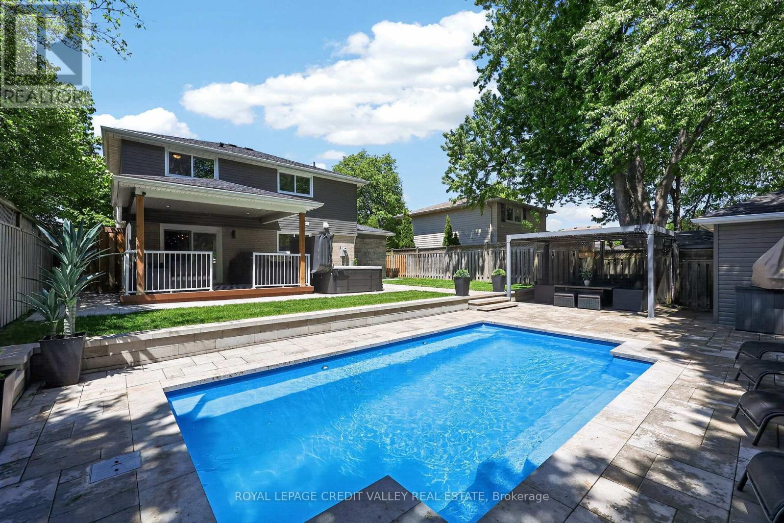 












185 BARTLEY BULL PARKWAY

,
Brampton,




Ontario
L6W2K1

