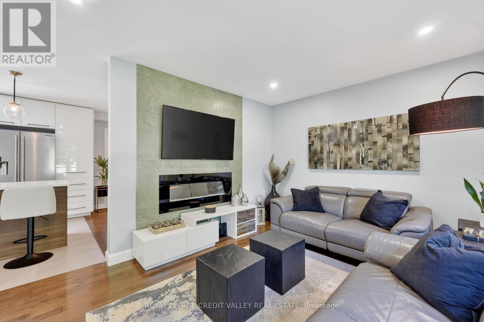 












185 BARTLEY BULL PARKWAY

,
Brampton,




Ontario
L6W2K1

